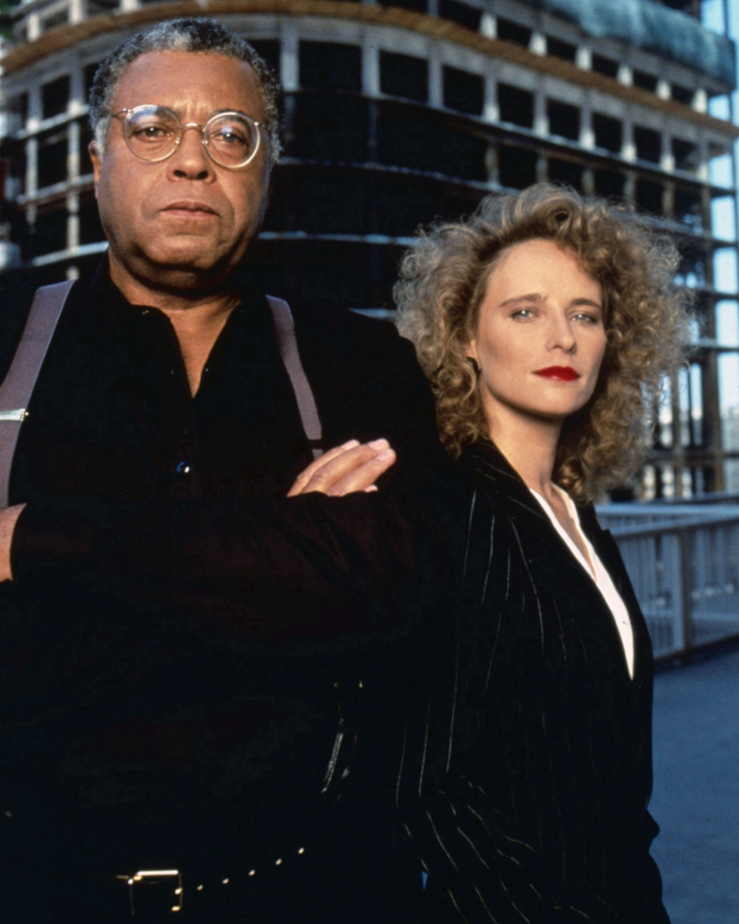 Kopā ar aktieri Džeimsu Ērlu Džonsu televīzijas seriālā “Gabriel’s Fire”, 1990. gads.